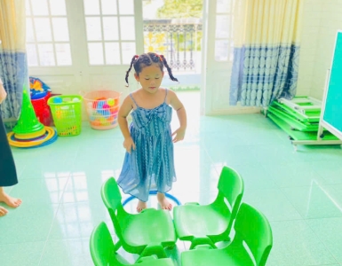 Vận Động Bật Vòng Đi Thăng Bằng Trên Ghế 