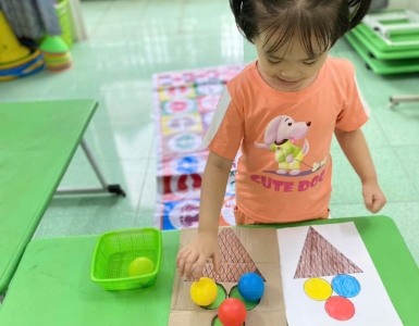 Vận động+ nhận thức: bật qua ô số và gắn bóng theo màu
