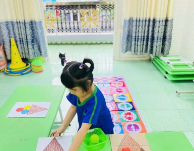 Vận động+ nhận thức: bật qua ô số và gắn bóng theo màu