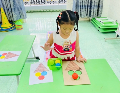 Vận động+ nhận thức: bật qua ô số và gắn bóng theo màu