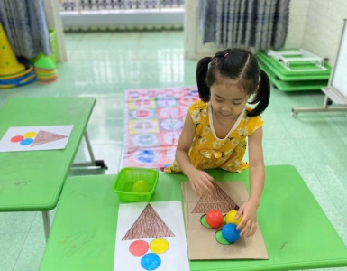 Vận động+ nhận thức: bật qua ô số và gắn bóng theo màu