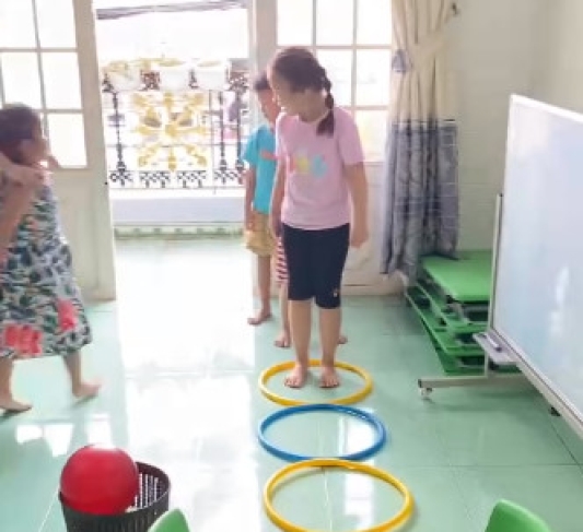 rèn kỹ năng đứng xếp hàng, biết chờ đến lượt mình 
