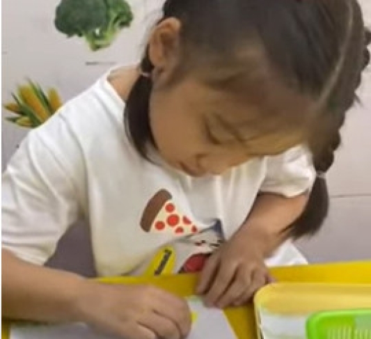 Tạo hình: làm cơn mưa bằng ống hút, bài tập này giúp bé phát triển vận động tinh, phối hợp tay- mắt tốt hơn, kich thích khám phá những điều mới lại hơn cho bé